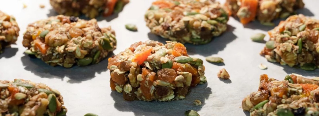 Snack bars made from oats and dried fruits.