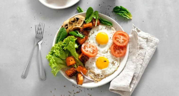 Fried eggs with salad