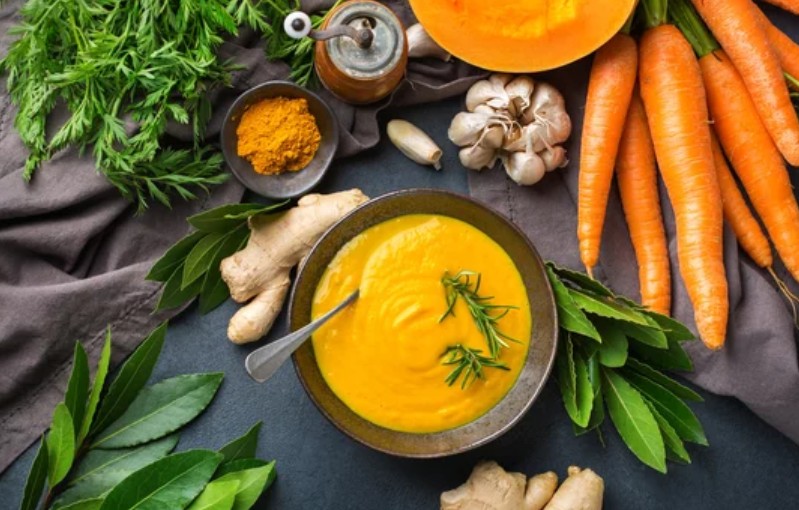 Fresh and powdered ginger with fresh vegetables