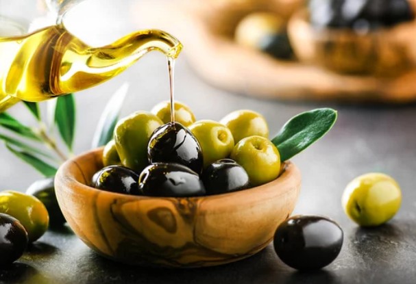Green and black olives with olive oil